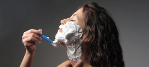 Μη Χειρότερα - Νέα Μόδα: Γιατί Οι Γυναίκες Ξυρίζουν Σαν... Τρελές Το Πρόσωπό Τους (ΦΩΤΟ)