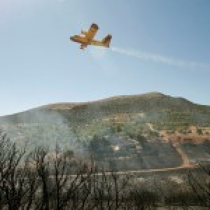 Κόλαση Στο Μαραθώνα, Κάηκαν Σπίτια - Εγκλωβίστηκαν Πυροσβέστες