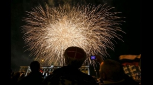 Ρωσία Και Κριμαία Πανηγυρίζουν Την Επανένωση Με Εκατοντάδες Πυροτεχνήματα (βίντεο)