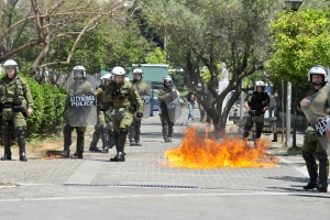 Πρωτομαγιά Με Μολότοφ (ΦΩΤΟ)