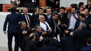 Ρινγκ Η Τουρκική Βουλή - Βουλευτές Πέταξαν Συνάδελφό Τους Από Τη Σκάλα! (βίντεο)