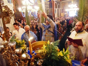 Παπάς-Θεούλης Κάνει Λούτσα Τους Πιστούς Με Αγιασμό! (Video)