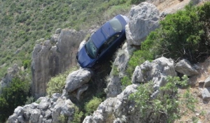 Τροχαίο Με Τρεις Τραυματίες Στην Καρδίτσα - Αυτοκίνητο Έπεσε Σε Γκρεμό!