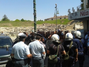 Επεισόδια Στον Βενιζέλο - Τα ΜΑΤ Απώθησαν Εκπαιδευτικούς Και Σχολικούς Φύλακες Που Έκαναν «Ντου» Για Να Μπουν Στο «Divani»!